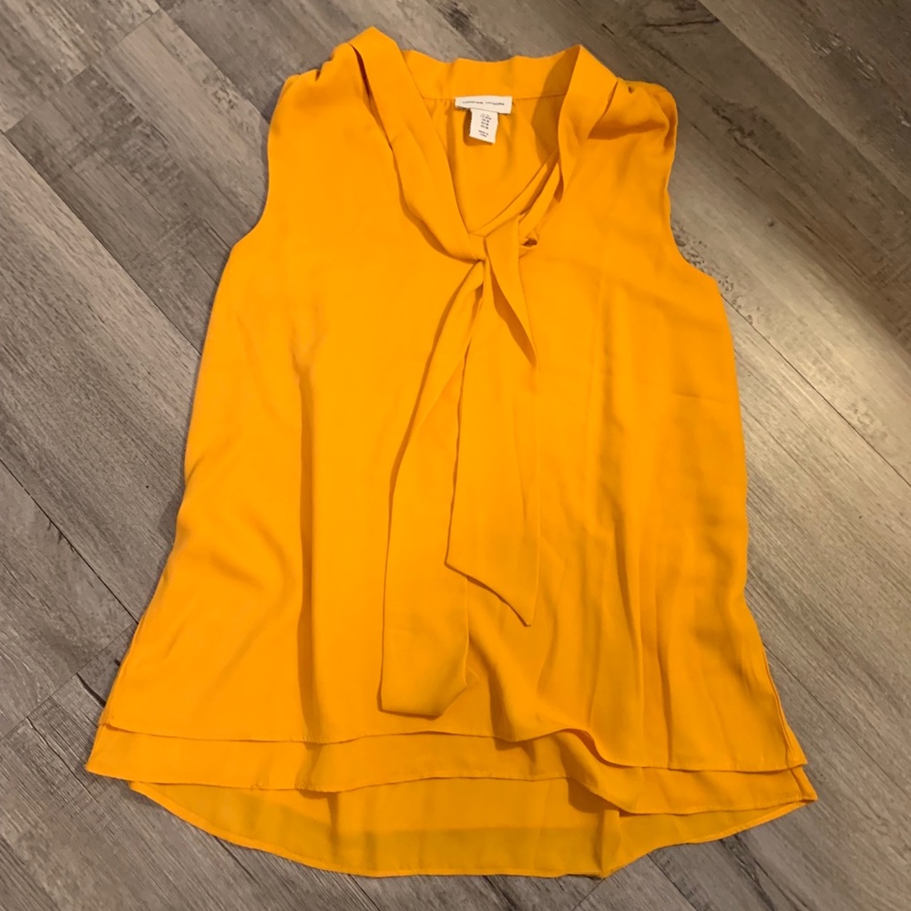 Beautiful sleeveless blouse with bow